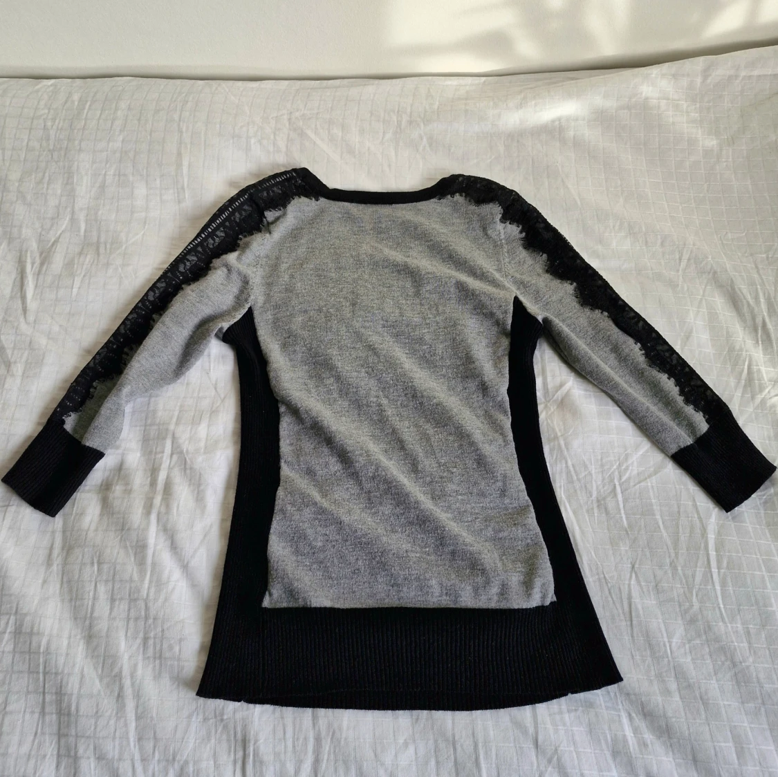 Grå och svart tröja från iZ Byer - 92