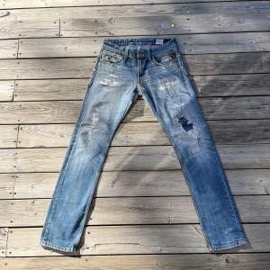 Säljer ett par replay jeans med feta slitningar i storlek 31/34. Modellen på jeansen är Jeto som liknar anbass. Kom privat för minsta lilla fråga, priset kan diskuteras vid snabb affär.