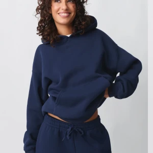 Intressekoll på min mörkblå Gina hoodie - Jätte fin Gina hoodie i storlek s som knappt är använd , tänkt sälja för 300kr (den är slutsåld i s) skriv om ni är intresserade av att köpa!