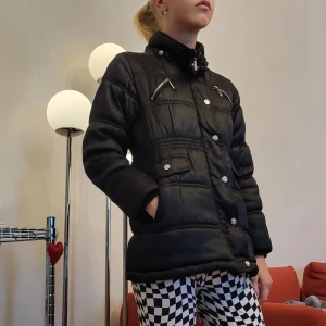 Vinterjacka utan luva - Fin jacka från Kappahl, dock saknas luvan till denna därav lågt pris.