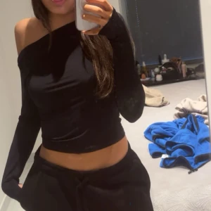 Svart top  - Svart tight och väldigt stretch top från Gina Tricot 🖤 materialet är som skims ” sitter väldigt fint på och i bra skick 🖤 