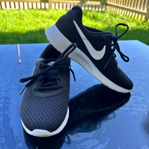 Nike löparskor - Säljer dessa då de tyvärr är lite för små för mig. Använda ett tiotal gånger men ändå i väldigt fint skick. Är storlek 37,5 men skulle säga att de är mer som ett par 36or!  Möts upp i Gbg eller så står köparen för frakten 🥰