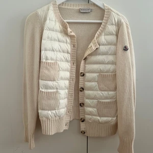 Moncler cardigan  - Säljer min superfina äkta moncler cardigan. Storlek L men jag brukar ha xs , så passar nog en xs-m. BYTER EJ