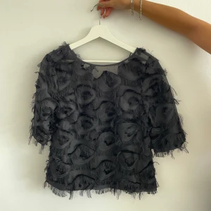 Festtopp med fransar - eyelash-fransar, vävt mönster och skir kvalitet och är helt enkelt den perfekta toppen!  Storlek XS.  Pris kan diskuteras 🌸