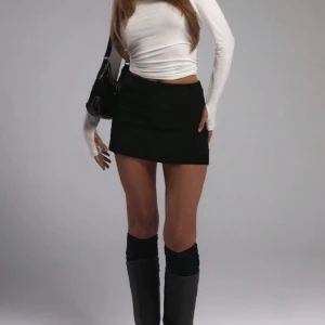 Mini kjol - Svart mini kjol från H&M i storlek S men passar även Xs och M!  Använt den 1 gång men köpte av en annan på Plick som använde den ca 2 ggr, och nypris va 250 kr! 