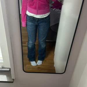 lågmidjade vintage jeans - säljer mina lågmidjade esprit jeans. de är bootcut/lite straight. säljs då de inte kommer till använding och är lite för stora för mig. fint skick❤️