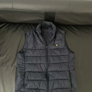 Lyle scott väst - Lyle scott väst i bra skick och inte använd mycket