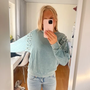 Tröja med pärlor - En söt tröja med pärlor på! 