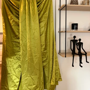 Limegrön draperad midaxikjol i satin - Limegrön draperad midaxikjol i satin. Aldrig använd.  Storlek: EU54