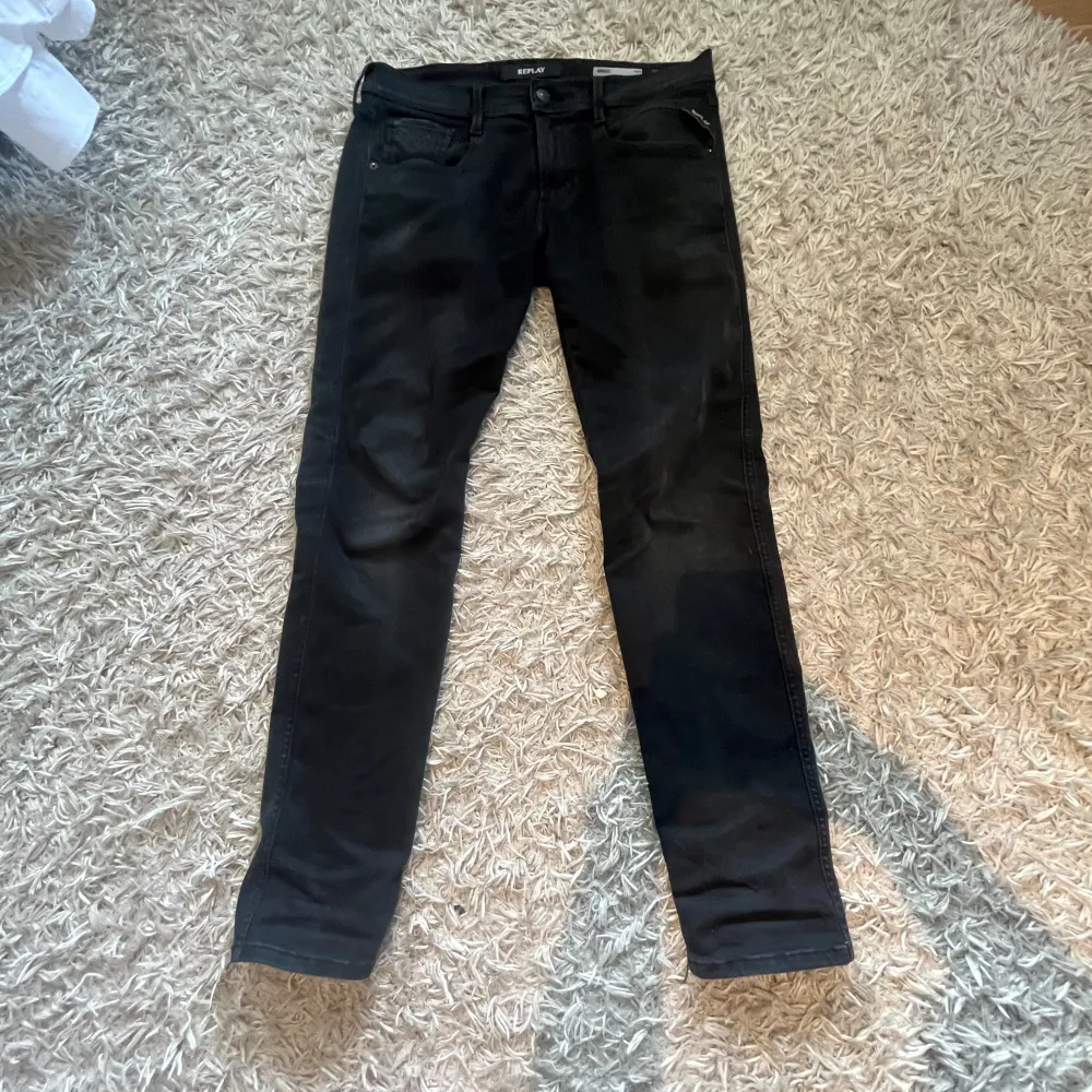 Säljer ett par snygga svarta jeans från Replay i jättefint skick. modell Anbass. De är i storlek W29 och L30 och har en slim passform. . Jeans & Byxor.