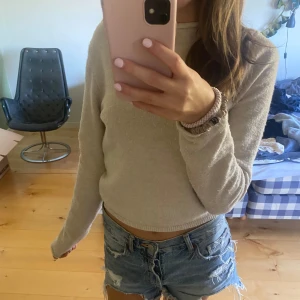 Stickad tröja - Så fin och mjuk stickad tröja. Den e lite nopprig men annars jättefint skick💗Storlek m men sitter som en s/xs