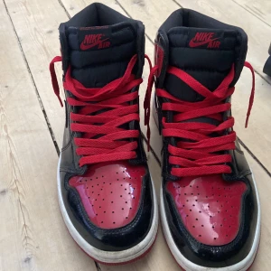 Jordan 1 pantet bred - Fina skor i bra skick. Sjukt snygga och glänser på bra. Ingen box. I princip oanvända. 