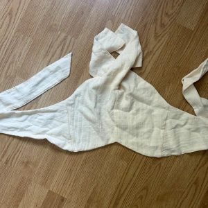 Topp - Beige topp man knyter i ryggen, nästan oanvänd 