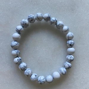 Pärlarmband  - Säljer detta sjukt snygga armbandet perfekt inför hösten. Passar dom flesta handleder Väldigt bra skick