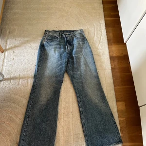 Hope beat jeans  - Hope beat jeans i storlek 33. Sparsamt använda och nypris 1800