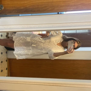 Vit klänning  - En vit och luftig klänning, perfekt att ha med sig utomlands eller under sommaren. Aldrig använd, i nytt skick. Ord pris 400kr