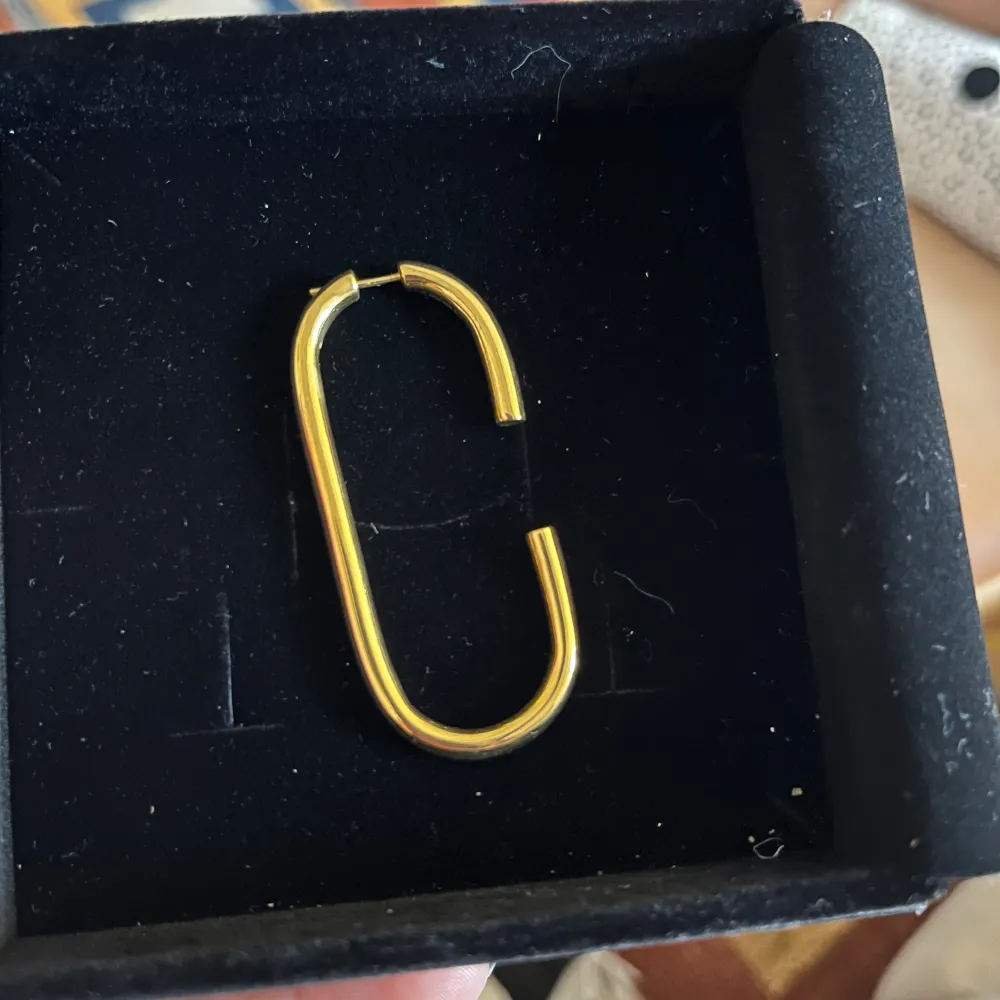 Gold plated silver earring from Maria Black. No flaws, in great condition. 5,6cm. Asusteet.