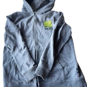 Grå vans hoodie med stort tryck på baksidan - Den är inte använd så mycket och är i väldigt bra skick😁