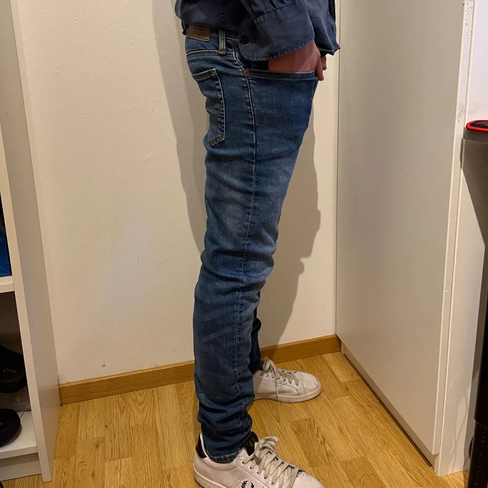 Tjena säljer nu dessa trendiga Ralph Lauren jeans i slim fit modell, Modellen är 181cm 72kg, Storlek = W30/L32, Nypris = 2195, Skicket är 9/10 bara använts ett par gånger. Bara skriv vid ytterligare frågor, Priset går att diskuteras vid snabb affär. Jeans & Byxor.