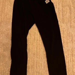 Mjukisbyxor  - Svarta mjukisbyxor. Storlek L