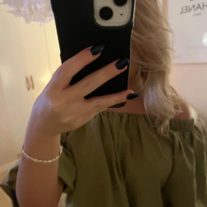 Olivgrön topp - Fin offsholder olivgrön topp