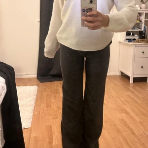 Gråa madlady kostymbyxor  - Kostymbyxor från madlady , använd fåtal gånger , superfina till allt!! Stl 32(L32)  Nypris 699kr 💗💗💗