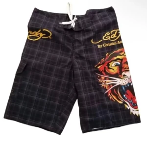 Ed Hardy shorts - Skit snygga ed hardy shorts. Stor tiger på sidan av benet. Storlek 36 vilket är som en S/M. Pris går att diskutera 🙌