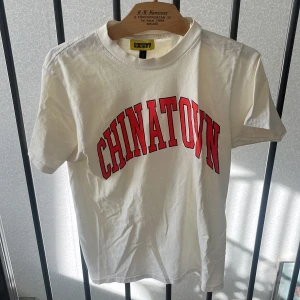 Vit T-Shiet - T-Shirt storlek Small. Väl använd. Färg: Blandning mellan Vit & Beige.  Köpt på hemsidan YOOX. 