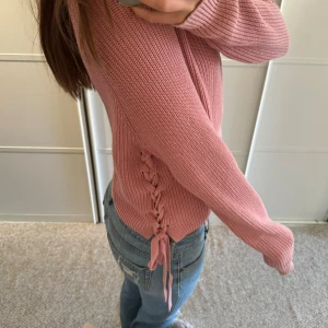 Rosa stickad tröja med knytning i sidorna💖 - As najs passform och i bra skick!!💞 köp gärna genom köp nu🥰