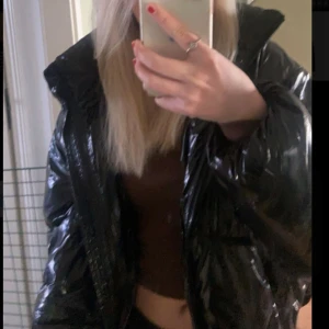 Glansig vinterjacka - Jättecool glansig svart vinterjacka, bra skick