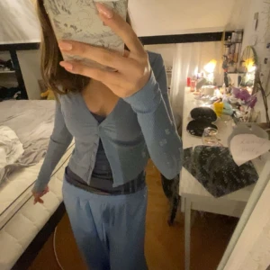 Babyblå tröja/kofta - Tröja med knappar, använd några gånger och i väldigt bra skick. 