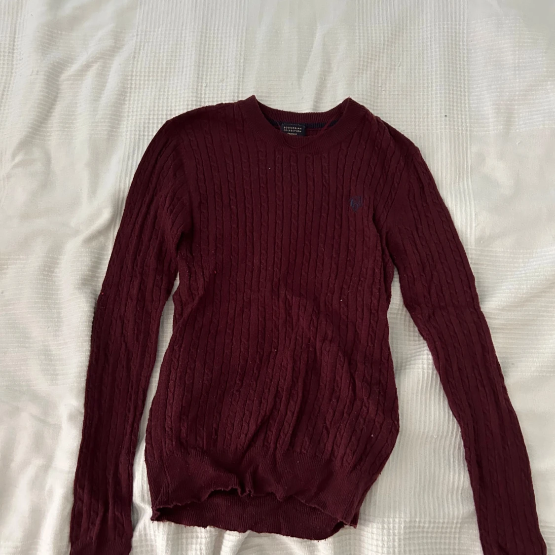Vinröd stickad tröja från Equestrian Collection