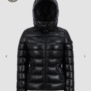 Moncler bady giubbotto - Moncler jacka som är helt som ny och knappt använd. Storlek 0 vilket motsvarar typ Xs. Jag har köpt den i butik. Nypris 17.580