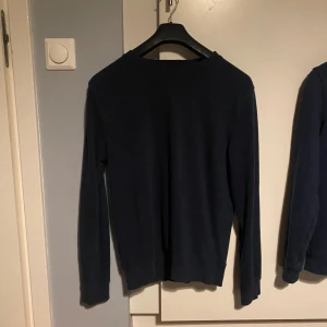 Blå sweatshirt - Växt ur denna sköna och Tvärsnytt sweatshirt som jag Köpte på second hand. Passar 170-175 cm