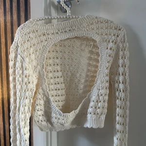 Öppenrygg stickad - Jätte fin grov-stickad från Gina. Säljer för jag har liknande. Jätte bra skick!!!