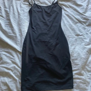Klänning  - Säljer denna svarta lite kortare modellen då den inte kommer till användning, använd Max 3 gånger. Skriv vid frågor 