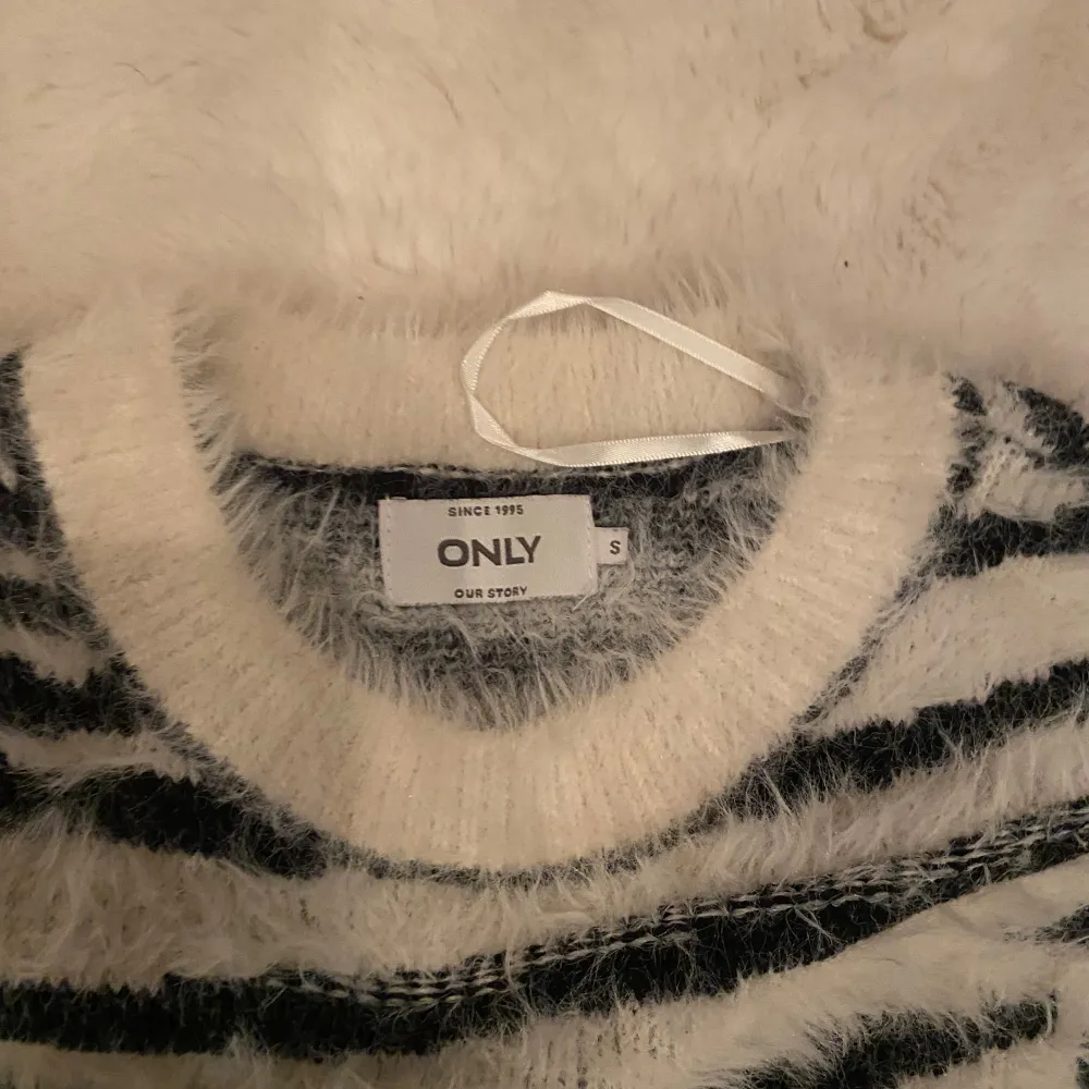 Super snygg zebra tröja från only som inte kommer till användning, super fint skick❣️. Neuleet.