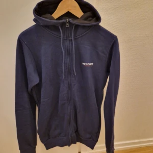 Mckenzie set - Hoodien ser lite sliten ut på bild men det är bara ljuset. Skick på den är 4/5. Byxorna är helt oanvända o är i 5/5 skick. Båda är S.