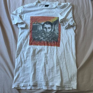 Number Nine dead kennedys  - Number Nine george bush dead kennedys  aw04, fint skick för sin ålder förutom tre små prickar/fläckar högt upp nästan vid kragen (är nog inte omöjligt att få bort). Väldigt rare piece, Japan exklusive! I mitt tyckte NN fetaste tischa, otrolig skön