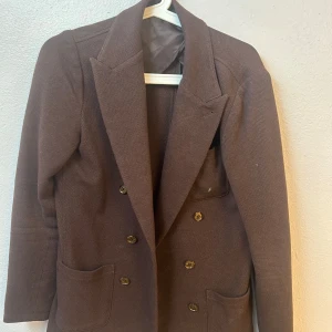 Brun kavaj - Säljer min bruna John Henric kavaj i storlek XS då har blivit för liten för mig.  Nypris: 1499  Köparen står för frakt