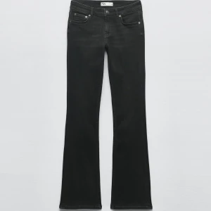 Zara low waist bootcut jeans - Säljer dessa jeans från Zara då de inte kommer till användning längre!! Inga defekter!!