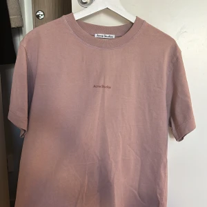 Acne T-shirt  - Säljer min acne T-shirt då den aldrig kommer användning, använt den ca 2 gånger! Storlek xs men skulle säga att den är lite större i storleken så hade nog passat S också  🥰