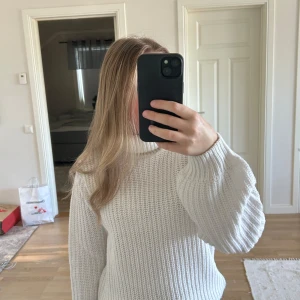 Polotröja  - Säljer en vit stickad polotröja i väldigt bra skick😍 Storlek XS och aldrig använd🤍Har även en likadan i svart tillsalu!