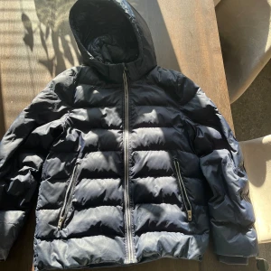 Gant vinter jacka - Hej säljer min Gant vinterjacka i storlek S men kan också passa M. Har bara använt den en vinter och är i bra skick med små knappt synliga fel.  Pris kan diskuteras!