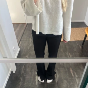 Lågmidjade kostymbyxor Bikbok - Säljer mina lågmidjade kostymbyxor med slits  från Bikbok i strl 36, säljer pga har köpt nya i en annan storlek utan slits. Liite långa för mig ( ca 164 cm)  Nästan helt oanvända, pris går att diskutera 💕