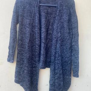Mörkblå stickad kofta från H&M - Säljer en supermysig mörkblå stickad kofta från H&M. Den har en öppen design utan knappar och långa ärmar, perfekt för lager-på-lager under hösten. Koftan är i storlek 134/140 och är i bra skick. Perfekt för att hålla sig varm och stilren! 💙