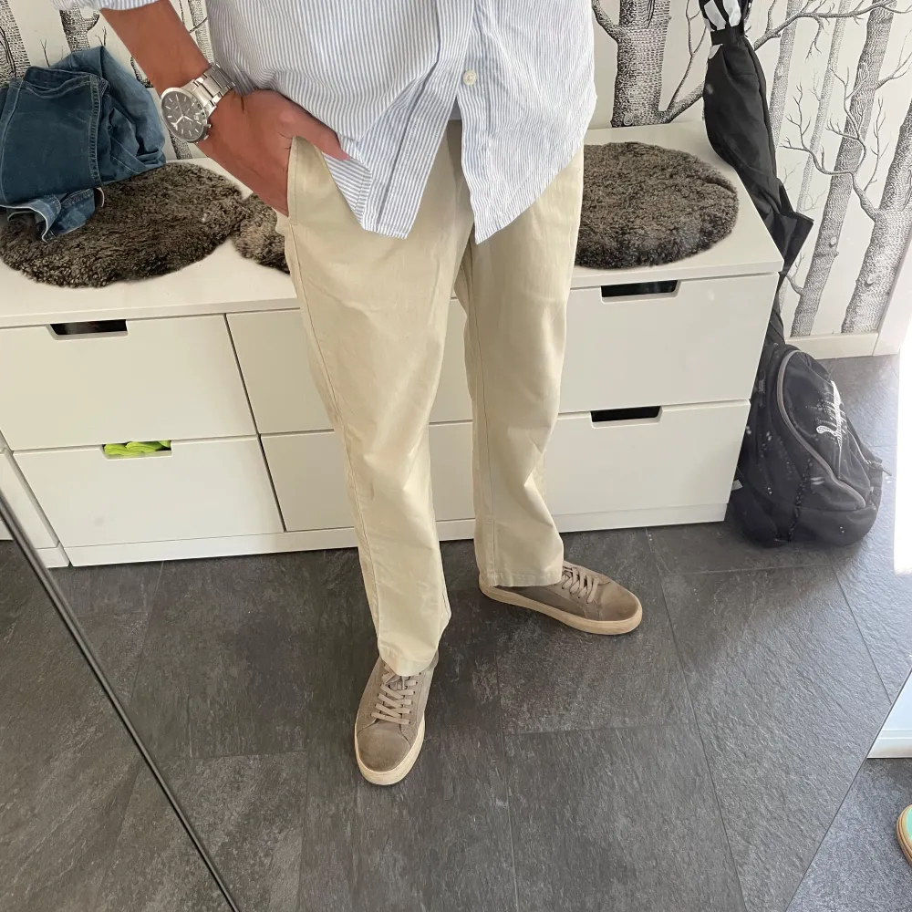 Säljer ett par stilrena beige chinos från Ralph Lauren i bra skick. De är midwaist och har en normal. Materialet är bomull, vilket gör dem bekväma och lätta att bära. Byxorna är i storlek 164-170/14 år 😄🔥. Jeans & Byxor.