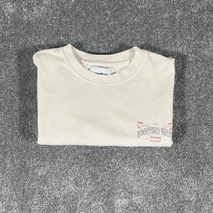 Woodbird T-shirt - Riktigt fet oversized t-shirt från Woodbird. Den är i bra skick förutom ett litet hål på baksidan (absolut inget som märks).  Nypris: 550kr