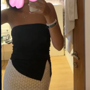 Svart top🖤 - Fin svart top med slits på sidan🖤 använd endast vid ett tillfälle, väldigt elegant och lyxigt” material 🖤 från lager men är slutsåld ) 