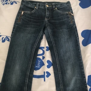 En riktig snygg jeans  - Storleken är 152. Jeansen är jätte ny, har aldrig använt den eftersom den blev för kort. Det går att diskutera priset 